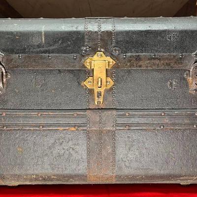 1880's Beveled Flat Top Featuring Slat End Hardware
This trunk would be considered a Beveled Flat Top trunk with slat end hardware....