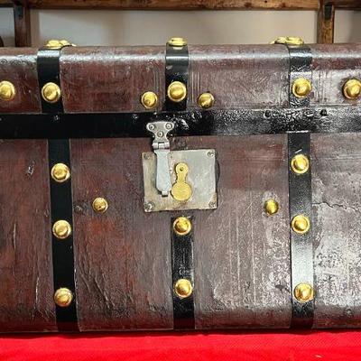 1800's Five Ban Jenny Lind
A leather cover Jenny Lind trunk with the original 5 ban brass buttons on them. Jenny Lind was known as...