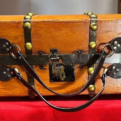 Civil War Era Jenny Lind Style Valise
This just reminds me of an old Doctorâ€™s bag. It has the same brass Jenny Lind buttons. This has...