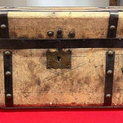 1800's Small Jenny Lind Trunk
A stamped heavy paper covers this Jenny Lind trunk with the original 2 ban with brass buttons on them....
