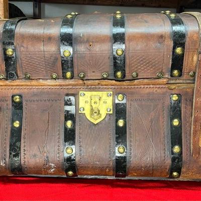 1800's Kidney Trunk
This trunk is considered to be a Kidney trunk because of its shape. Some might also call it a 6 Ban Jenny Lind...