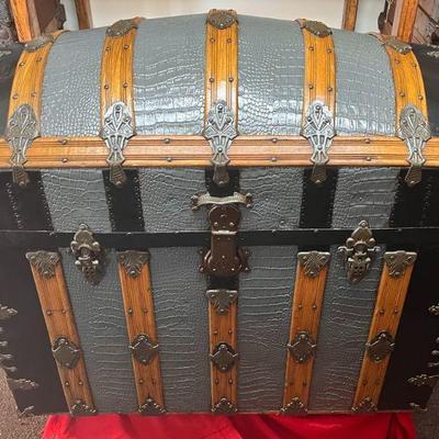 Alligator Stamped Camel Back
This is a very well built, large, grey alligator stamped Camel Back. It has John H. Sessions hardware along...