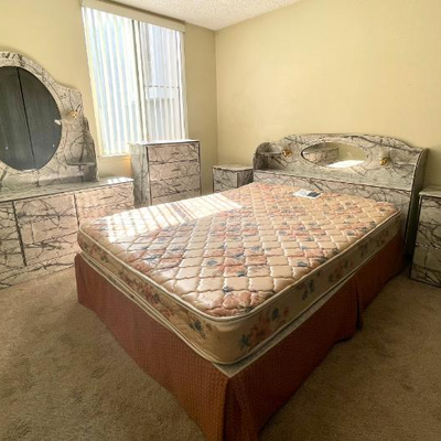 5 Piece Queen Bedroom Set includes: 
queens bed, 2 night stands, dresser, mirror 
dressing table