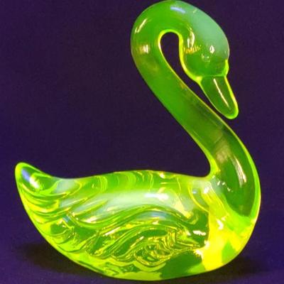 Fenton Uranium Glass Swan