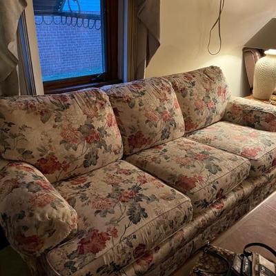 Floral couch in nice condition 
