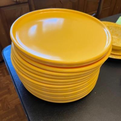 vintage plastic picnic plates from SRO