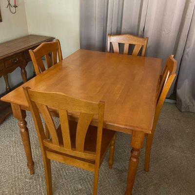 Maple Dining Table w/4 chiars