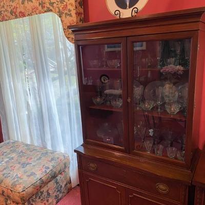 Vintage Mahogany Duncan Phyfe Curio Cabinet with Linen Drawer/Storage $90