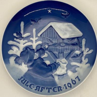 Vintage Bing & Grondahl Christmas Plate (Fuglenes Jul) - 1967 - Copenhagen, Denmark
