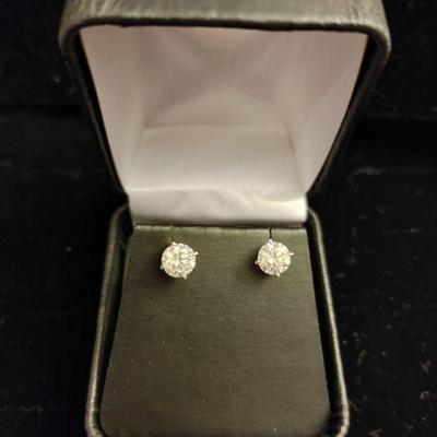 1 1/2 ct tw diamond studs in yellow gold