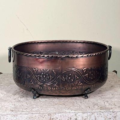 HAMMERED METAL BASIN  |
Copper tone basin with hammer imprints - l. 20 x w. 14.5 x h. 8.5 in.
