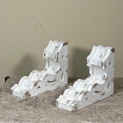 WHITE WOODEN BOOKENDS  |
l. 8 x w. 3.5 x h. 10 in.