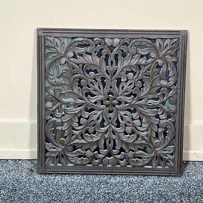 CARVED DECORATED MIRROR  |
Framed mirror under a carved and painted wood acanthus decoration - w. 18 x h. 18 in.
