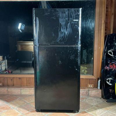 BLACK FRIGIDAIRE REFRIGERATOR  |
Fridge and freezer combo, freezer on top, black exterior, model JD-20
