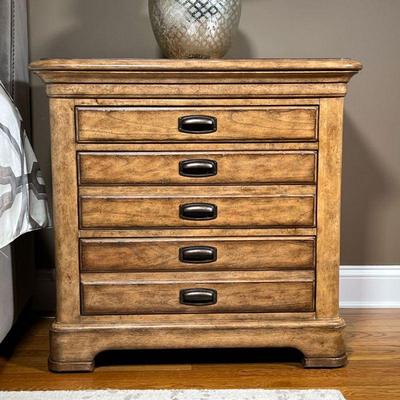 PAIR THOMASVILLE NIGHT STANDS  |
From the 