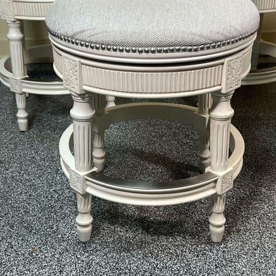 (4pc) FRONTGATE FANCY SWIVEL STOOLS  |
Counter height bar stools, upholstered seats and back rests with decorative silvered tacks on...