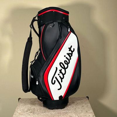 TITLEIST GOLF BAG  |
Black with white and red and black lettering - l. 35 in.
