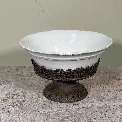 CENTER BOWL ON STAND  |
Chris Madden white center bowl with a scalloped rim on a metal stand - h. 8 x dia. 12 in. (overall)
