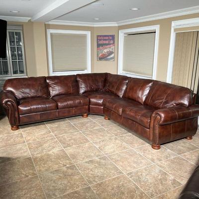 THOMASVILLE LEATHER SECTIONAL SOFA  |
In nearly new condition, brown leather L-shaped couch in 3 sections with scrolled arms, brass...
