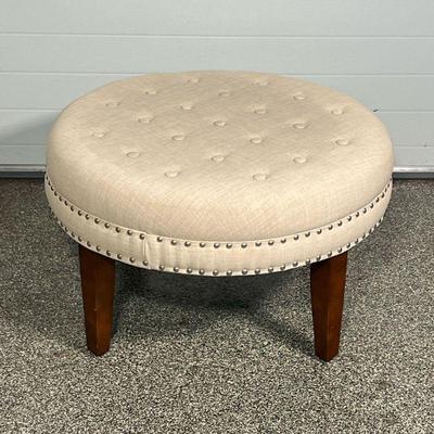 ROUND TUFTED OTTOMAN  |
Footrest with cushioned upholstery and brass tacks on solid wood tapring legs - h. 17 x dia. 28 in.
