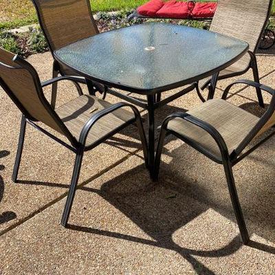 patio tabel and chairs
