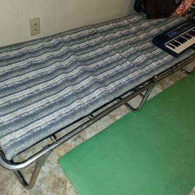 Folding "mother-in-law cot