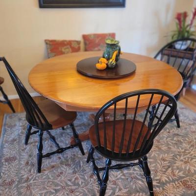 Solid, vintage round dining table. Excellent condition!