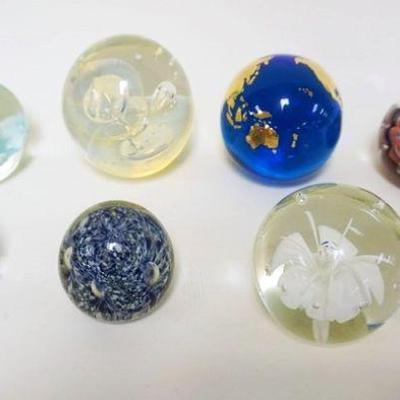 1026	GROUP OF 8 ASSORTED BLOWN GLASS PAPERWEIGHTS INCLUDING ONE SIGNED ECKHOLT
