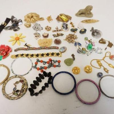1065	GROUP OF COSTUME JEWELRY
