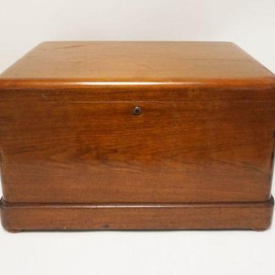 1093	ANTIQUE DOVETAILED MAHOGANY SILVERWARE CHEST W/TRAY, APPROXIMATELY 22 IN X 17 IN X 13 IN HIGH
