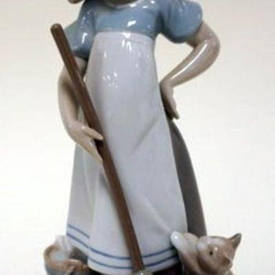 1009	LLADRO FIGURE OF YOUNG GIRL MOPPING W/KITTENS, APPROXIMATELY 8 1/2 IN HIGH

