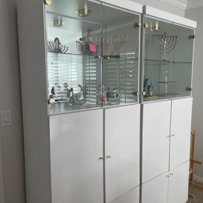 Very nice display cabinet with built in lighting to display your treasures!