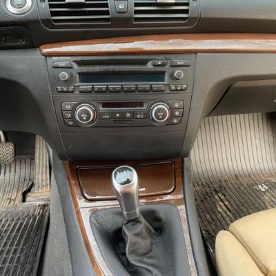 2009 BMW 1-series (interior, 6-speed manual transmission)