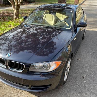2009 BMW 1-series (128i) features keyless ignition/entry, a premium stereo, a navigation system and the convertible's heat-reflective...