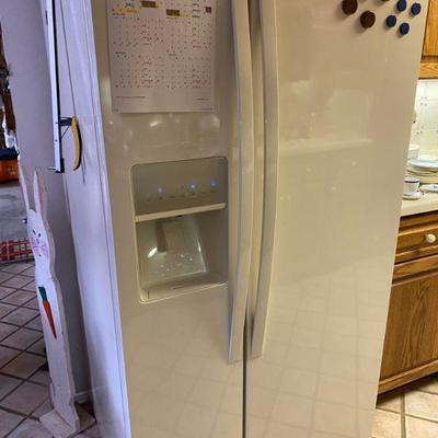 Whirlpool side by side Refrigerator, excellent condition, model WRS322FDAT00