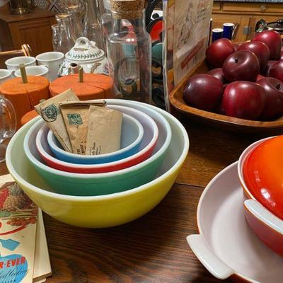 Vintage Pyrex mixing bowls