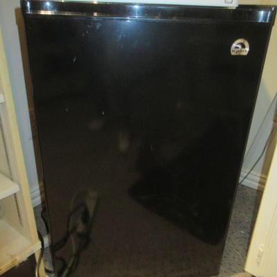 IGLOO BLACK REFRIGERATOR