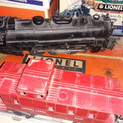 Lionel 2055 locomotive with its original box is part of the set.