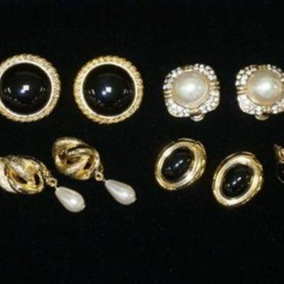 1025	GROUP OF EIGHT PAIRS OF COSTUME JEWELRY CLIP ON EARRINGS. LOT ALSO INCLUDES ONE HALF PAIR.

