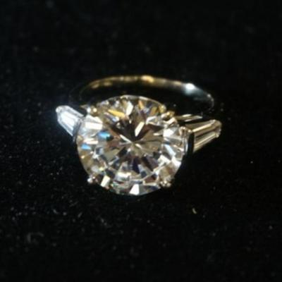 1059	14K WHITE GOLD  RING W/ CUBIC ZIRCONIA. WEIGHT INCLUDING STONES 3.35 DWT. RING SIZE APP. 5 3/4 
