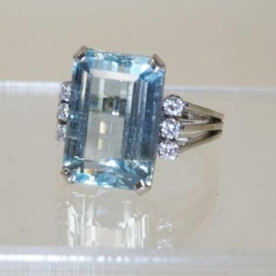 1092	14K WHITE GOLD RING W/ ONE EMERALD CUT GENUINE AQUAMARINE & SIX ROUND DIAMONDS WEIGHING APP. 0.18 CARATS. TOTAL WEIGHT INCLUDING...