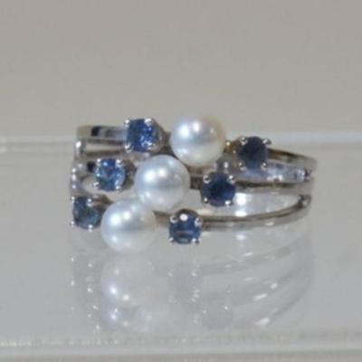 1042	14K WHITE GOLD RING W/ THREE CULTURED PEARLS & SIX GENUINE BLUE SAPHIRES. 1.80 DWT INCLUDING STONES/PEARLS. RING SIZE APP.5 3/4
