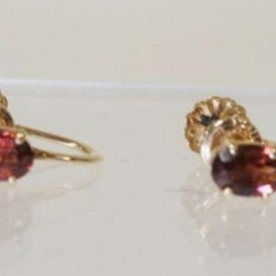 1098	14K YELLOW SCREW BACK EARRINGS EACH CONTAINING A OVAL CUT GENUINE MOZAMBIQUE GARNET. TOTAL WEIGHT INCLUDING STONES 1 DWT
