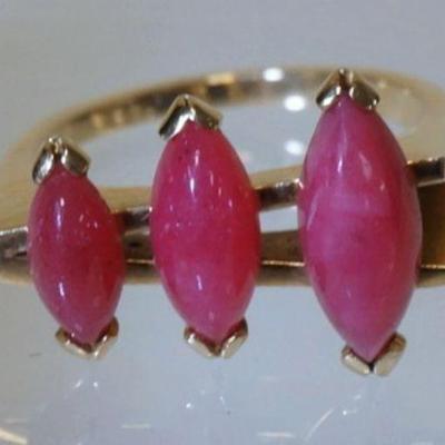 1019	14K GOLD RING W/  THREE RED/PINK STONES. TOTAL WEIGHT INCLUDING STONES 4.34 DWT. SIZE APP 7
