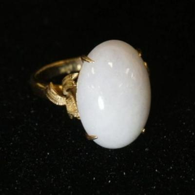 1021	14K YELLOW GOLD RING W/ GENUINE OVAL CABOCHON CUT JADE. TOTAL WIEGHT INCLUDING STONE 3.50 DWT
