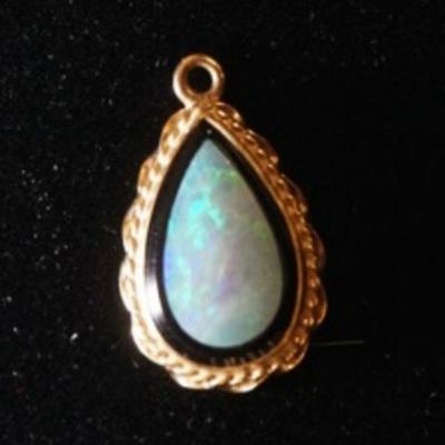1104	14K YELLOW GOLD PENDANT W/ ONE PEAR SHAPED OPAL DOUBLET
