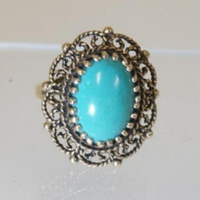 1072	14K YELLOW GOLD RING W/ ONE GENUINE OVAL CABOCHON CUT TURQUOISE. 4.20 DWT INCLUDING STONES. RING SIZE APP. 6 1/2
