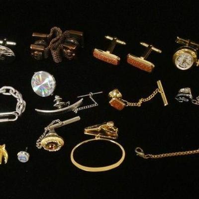 1074	LOT OF MOSTLY MENS COSTUME JEWELRY INCLUDES CUFF LINKS, TIE CLIPS ETC. LOT INCLUDES HALF CUFF LINK PAIRS. 
