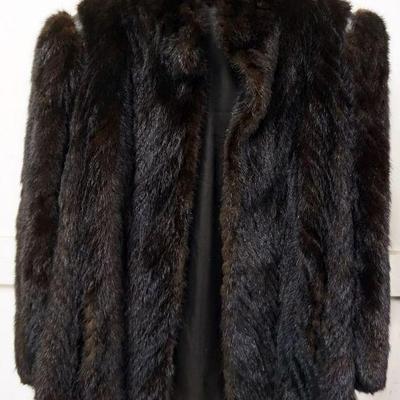 1106	FUR JACKET WITH LEATHER TRIM ON SHOULDERS
