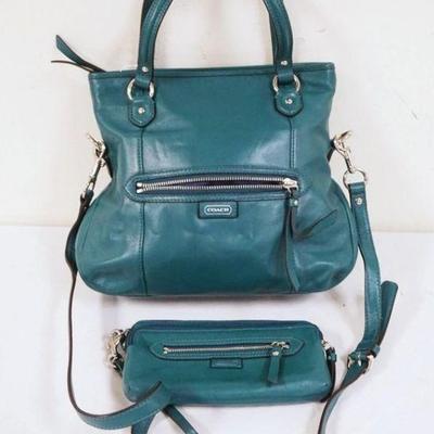 1005	COACH GREEN LEATHER BAG WITH MATCHING WALLET. APPROXIMATELY 12 IN L X 9 1/2 IN H X 3 1/2 IN
